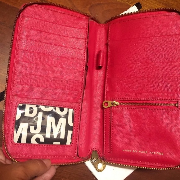 Marc Jacobs Oversized Zip Around Wallet - Picture 3 of 10